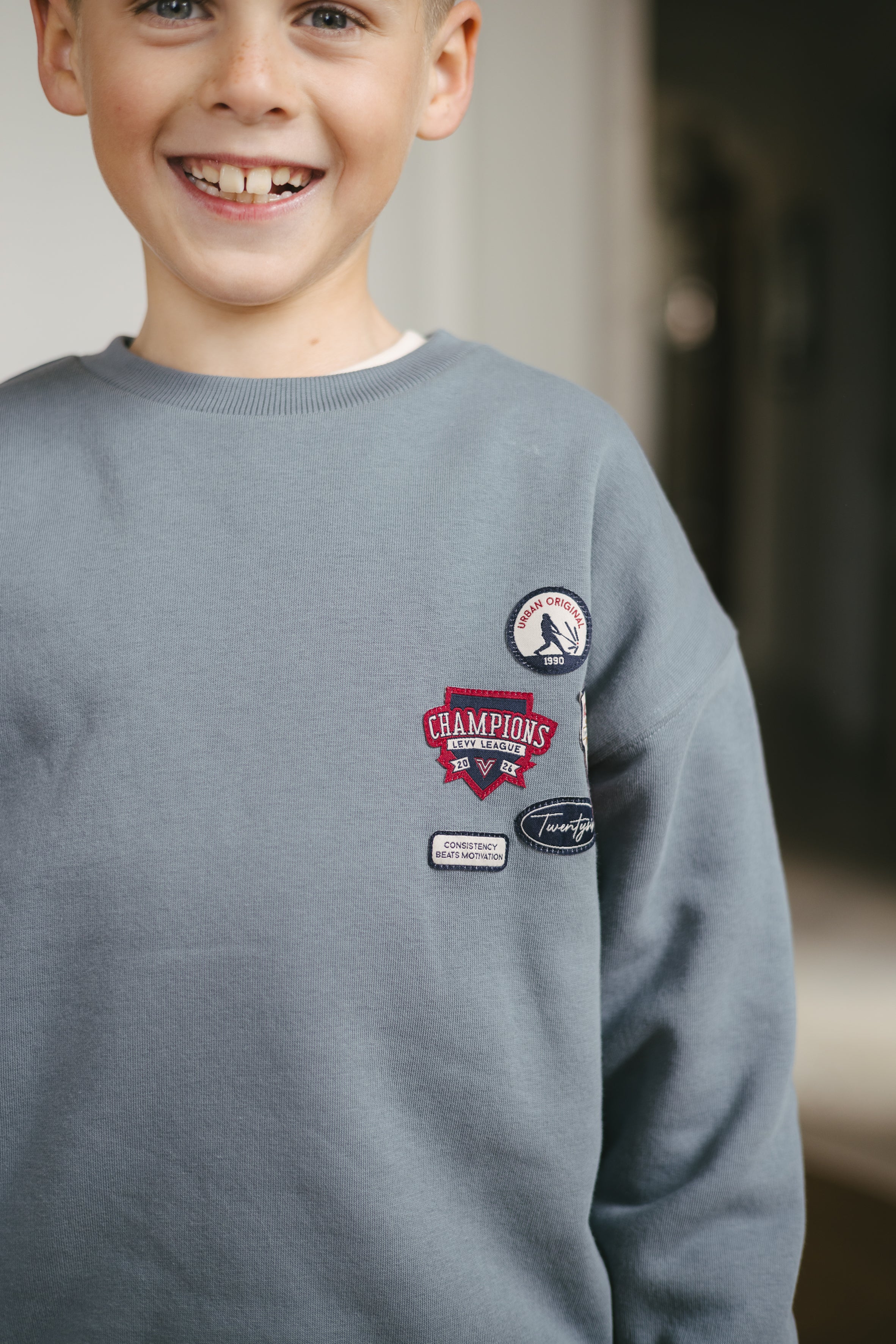 Blauwgrijze sweater met borstprint | Mid Blue