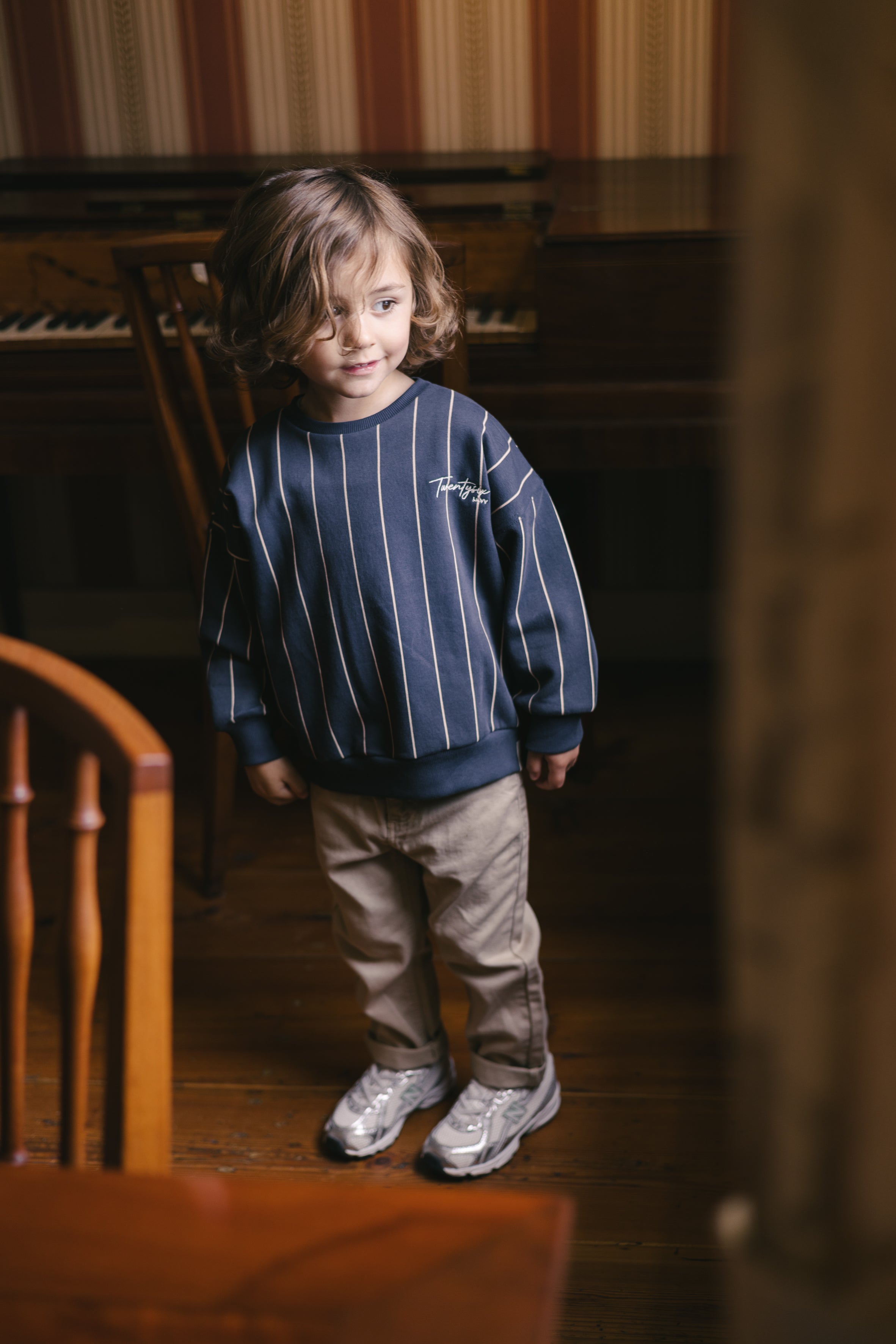 Donkerblauwe sweater met krijtstrepen | AOP Blue Stripe