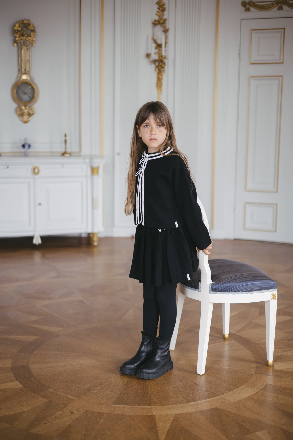 Zwart vest met witte bies en strikken | Black
