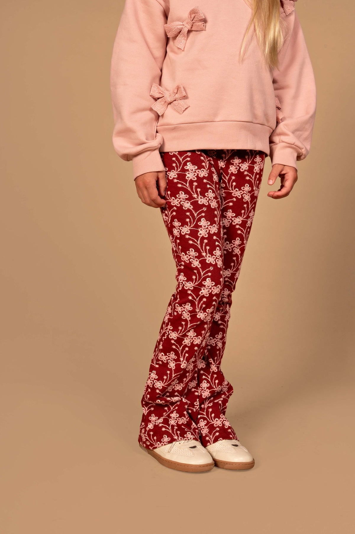 Rode flared broek met witte bloemenprint | AOP Red Flower