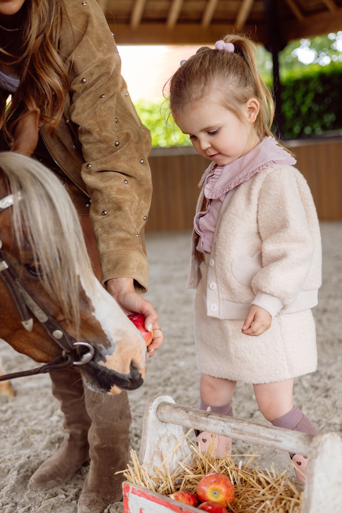 Crèmekleurig teddy vest met hartzakken | Faded Pink