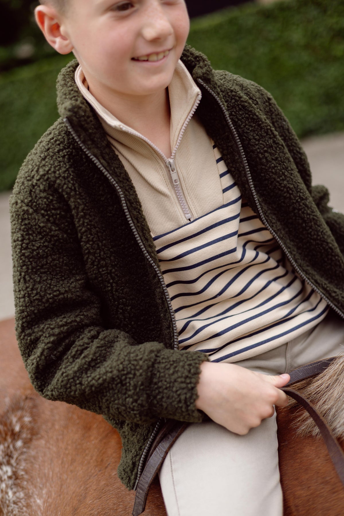 Crèmekleurige gestreepte sweater met polokraag | AOP Dark Blue Stripe