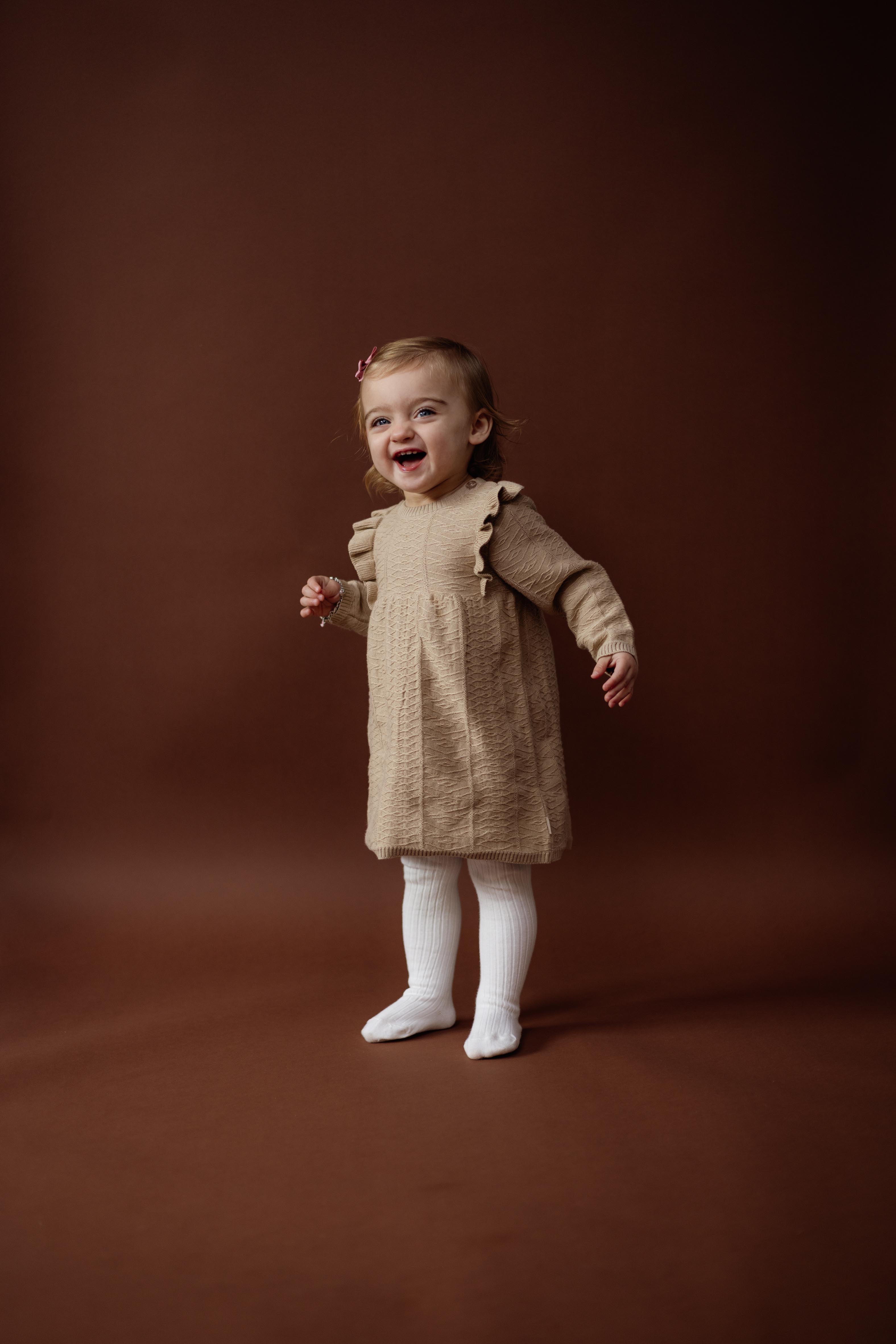 Zandkleurige jurk met ruchekraag | Beige