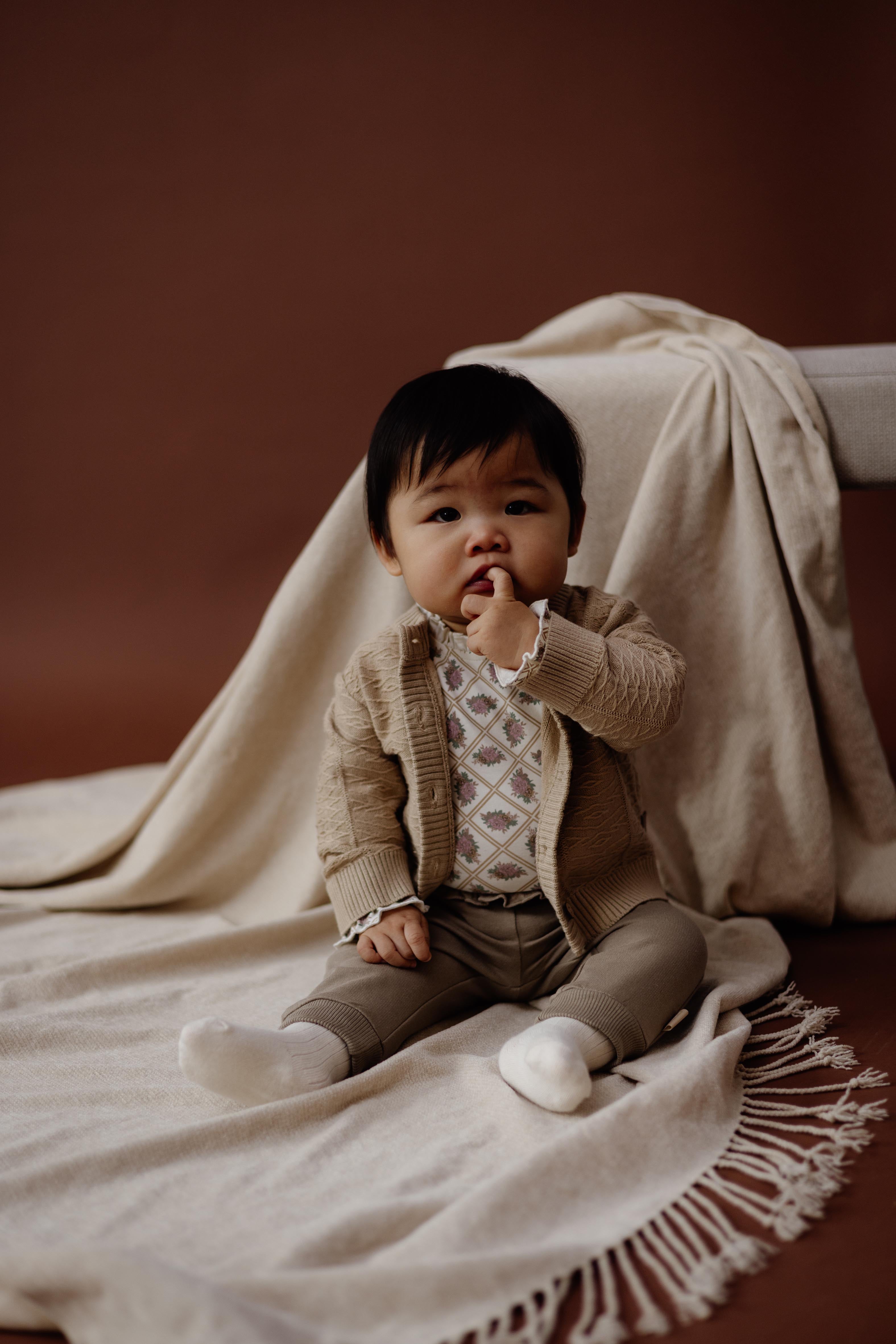 Zandkleurig gebreid vest met knopen | Beige