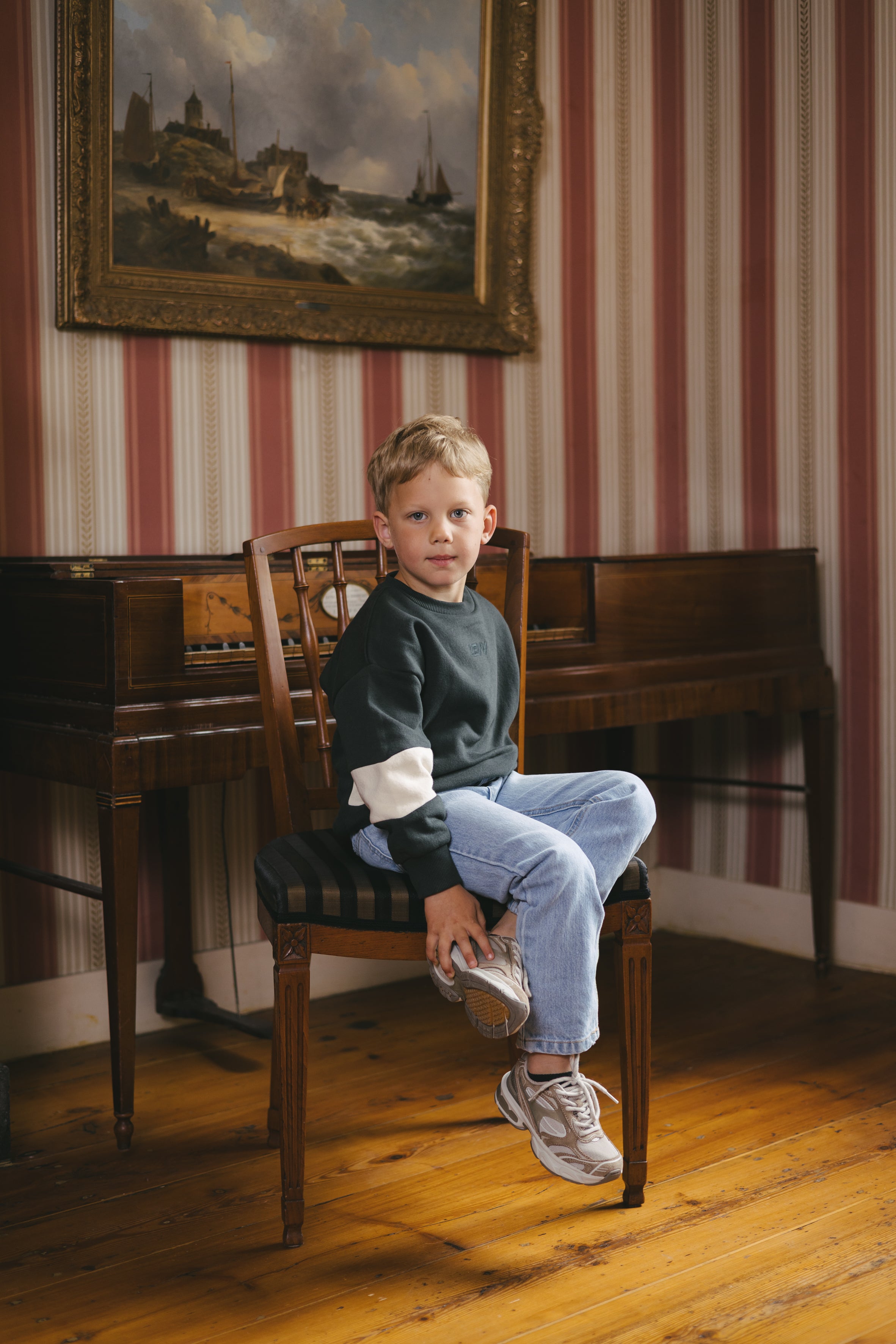 Donker antraciet sweater met kleurvlakken | Night Blue