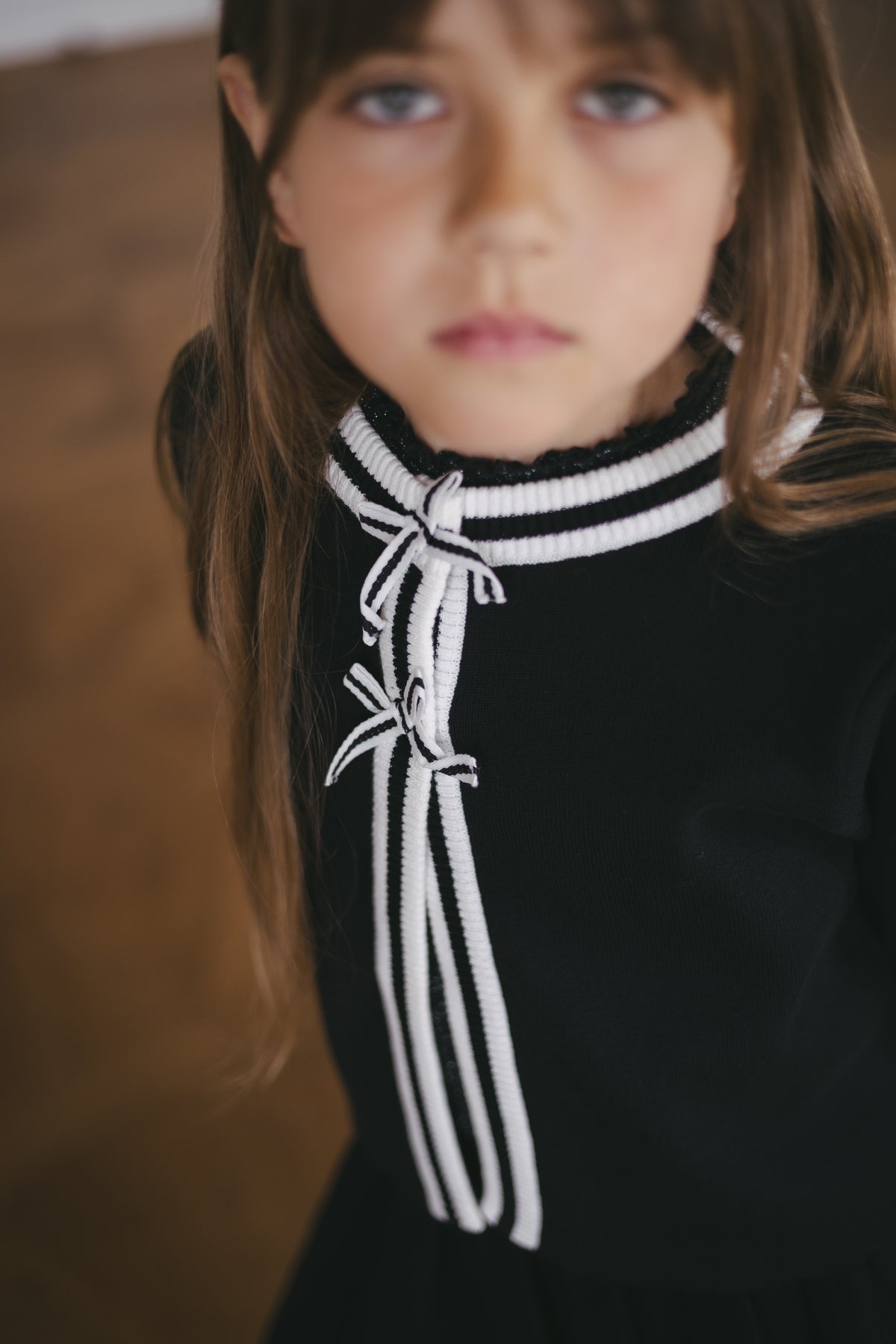 Zwart vest met witte bies en strikken | Black