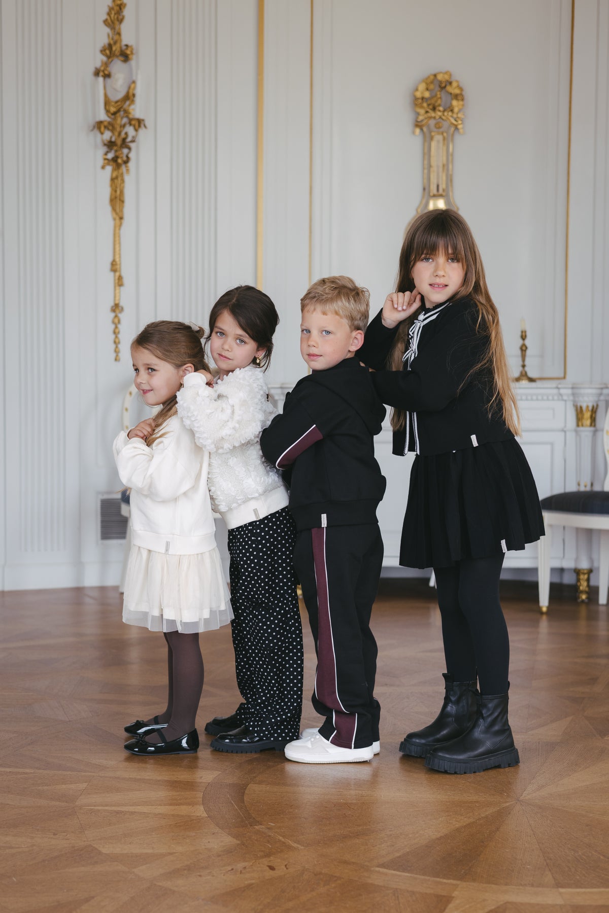 Zwarte broek met bordeauxrode zijstrepen | Black