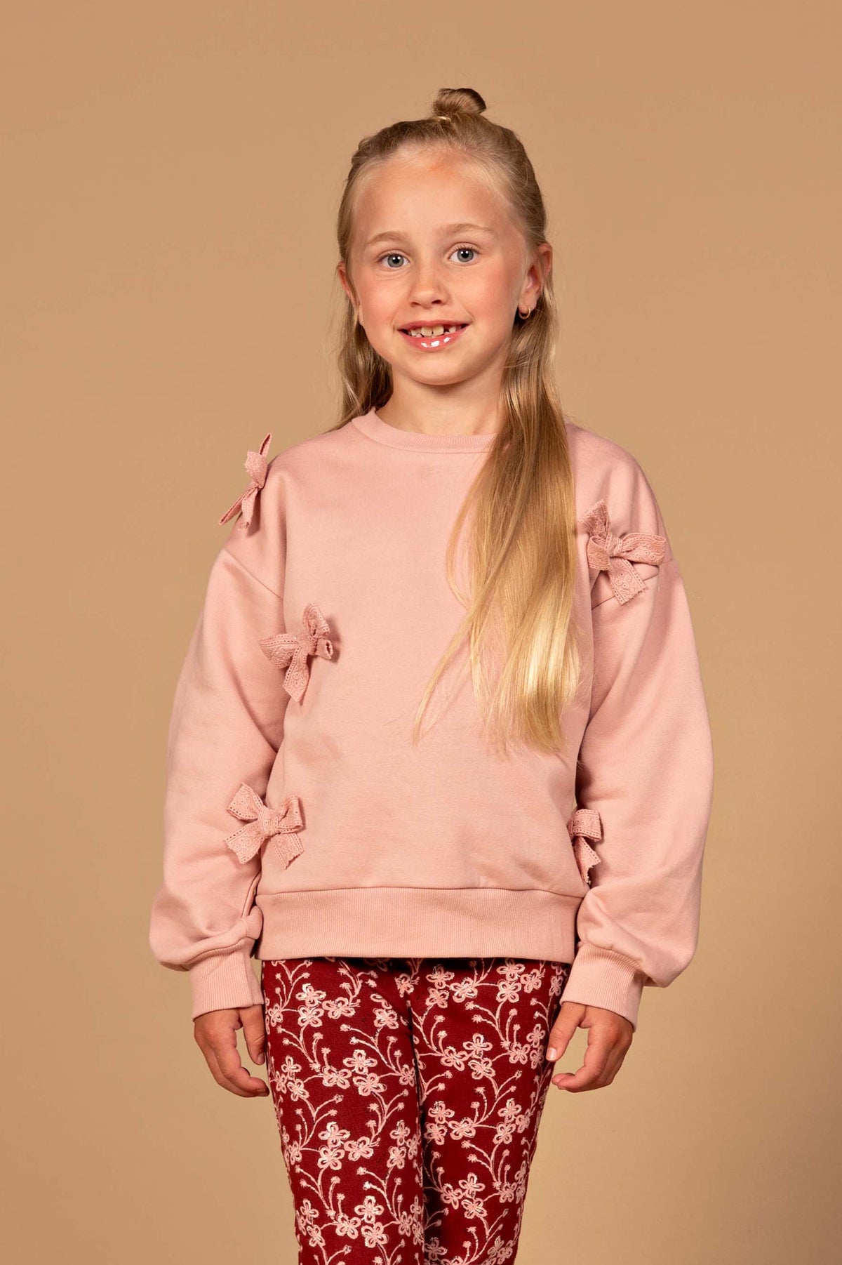 Lichtroze sweater met strikdetails | Old Pink